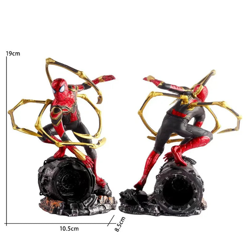 Estatua Spiderman con garras doradas
