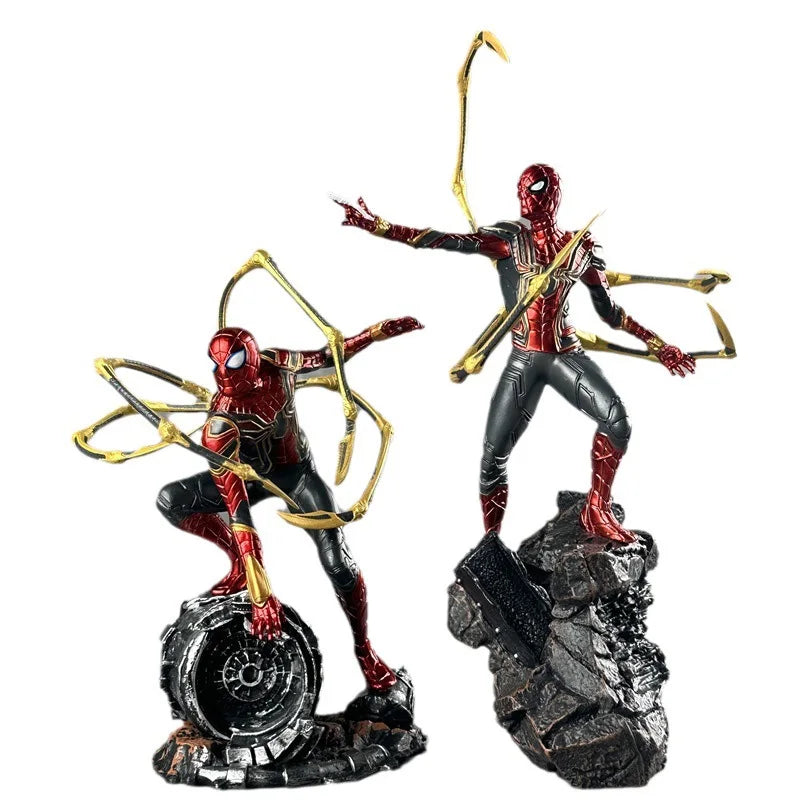 Estatua Spiderman con garras doradas