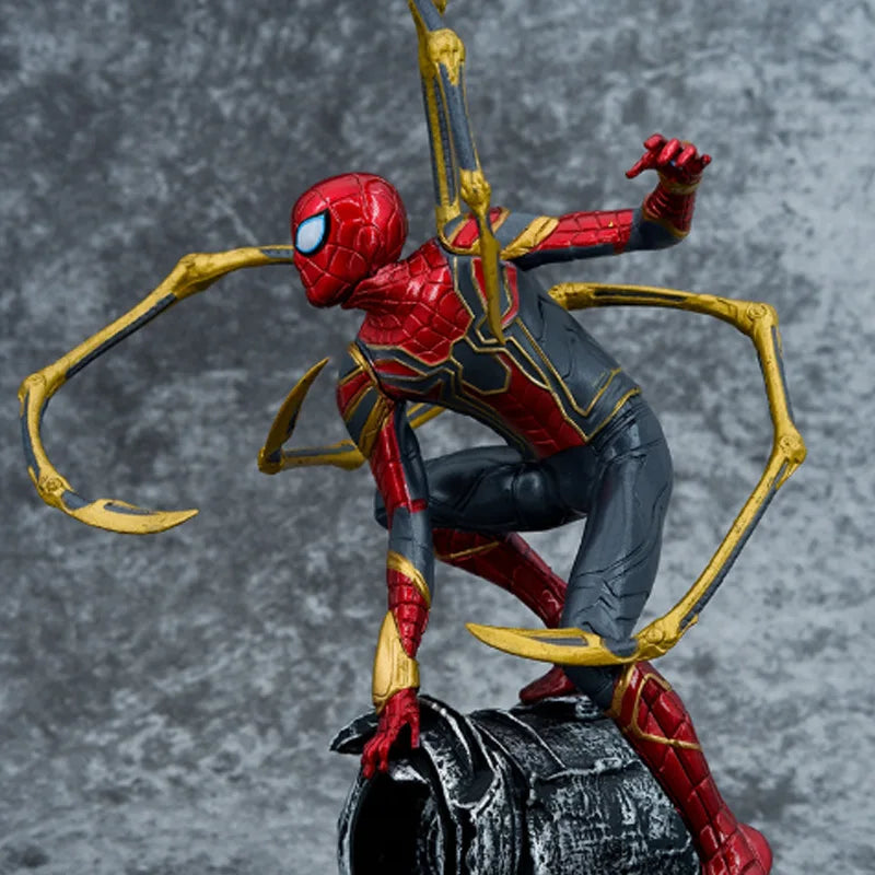 Estatua Spiderman con garras doradas