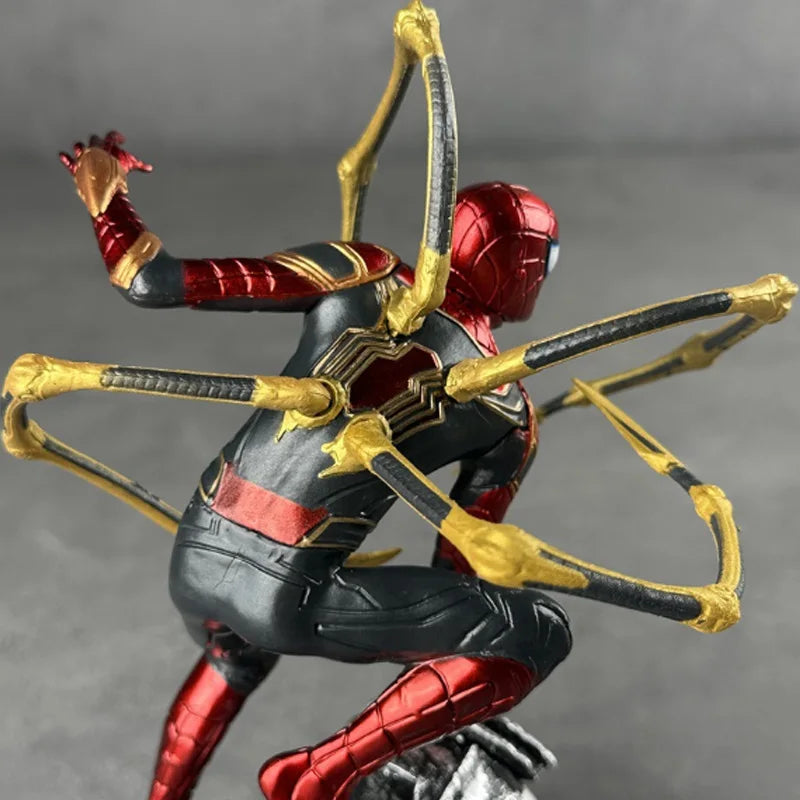 Estatua Spiderman con garras doradas
