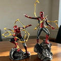 Estatua Spiderman con garras doradas